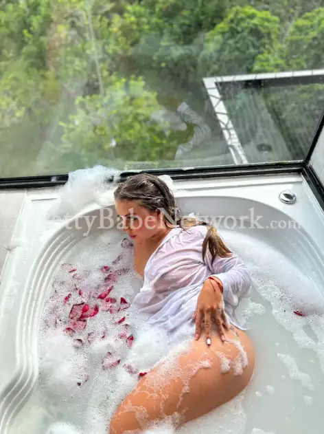 Thick Thigh Blonde Annie—A Chubby British Escort in Santacruz for Dating Night and Sex